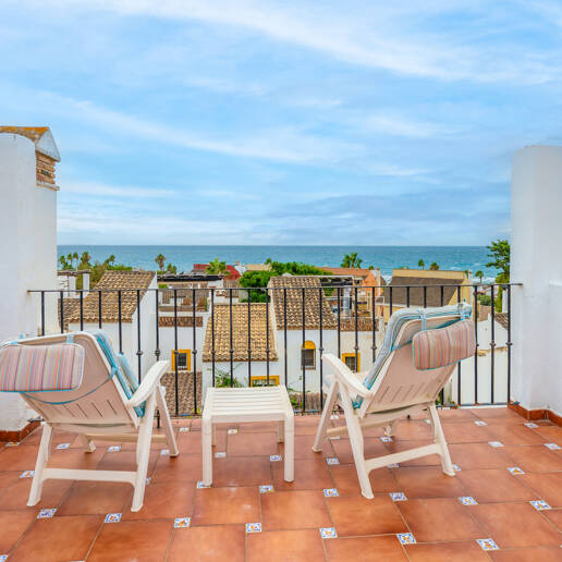 Beachside Townhouse with Sea Views in Costabella