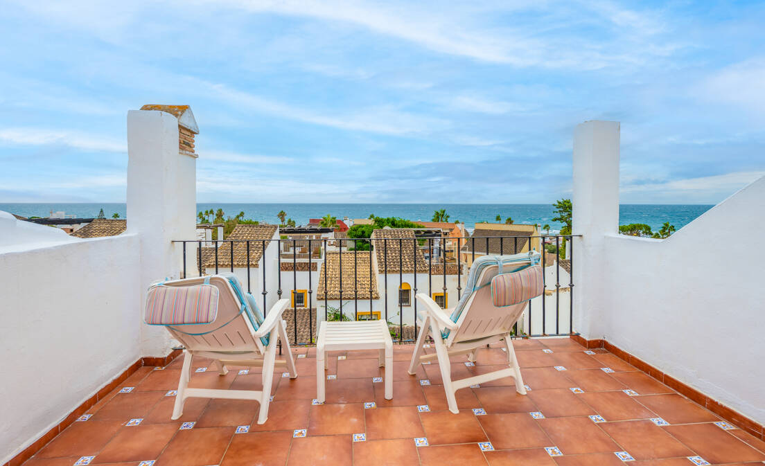 Beachside Townhouse with Sea Views in Costabella