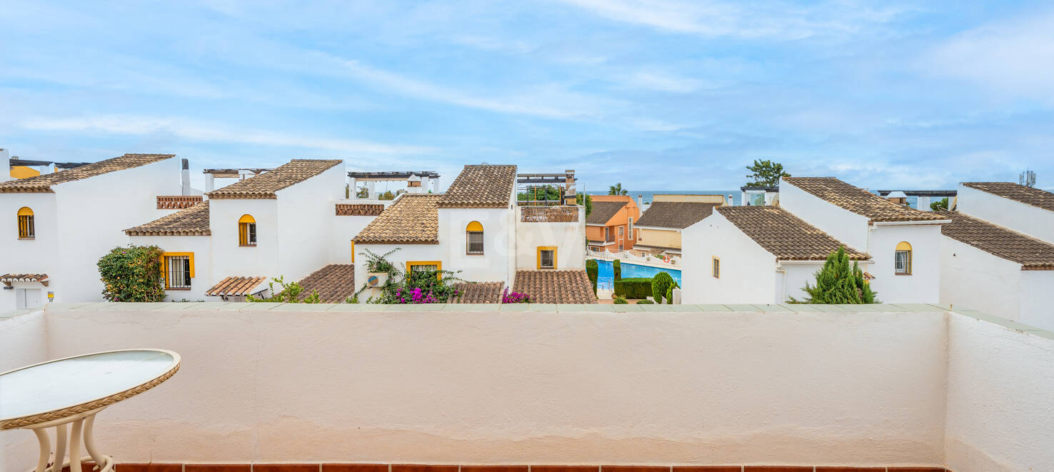 Beachside Townhouse with Sea Views in Costabella