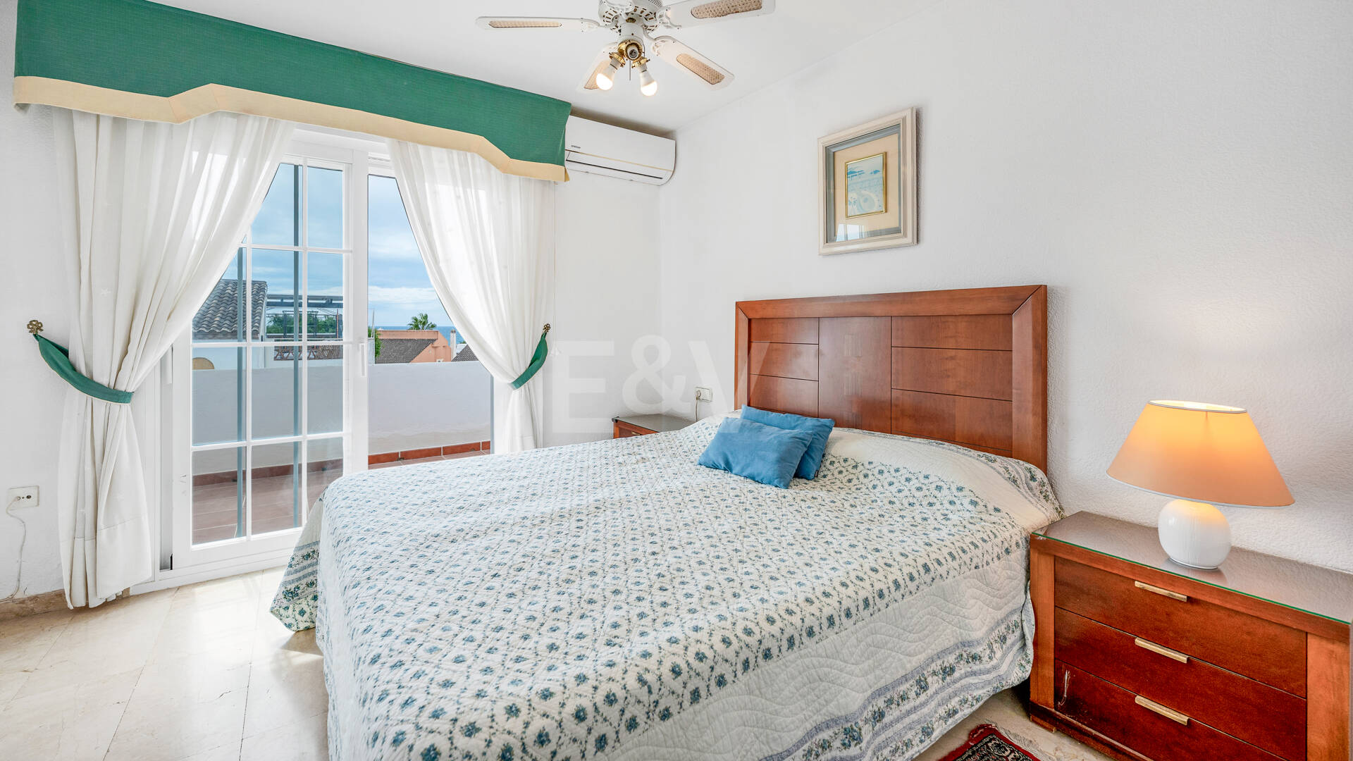 Beachside Townhouse with Sea Views in Costabella