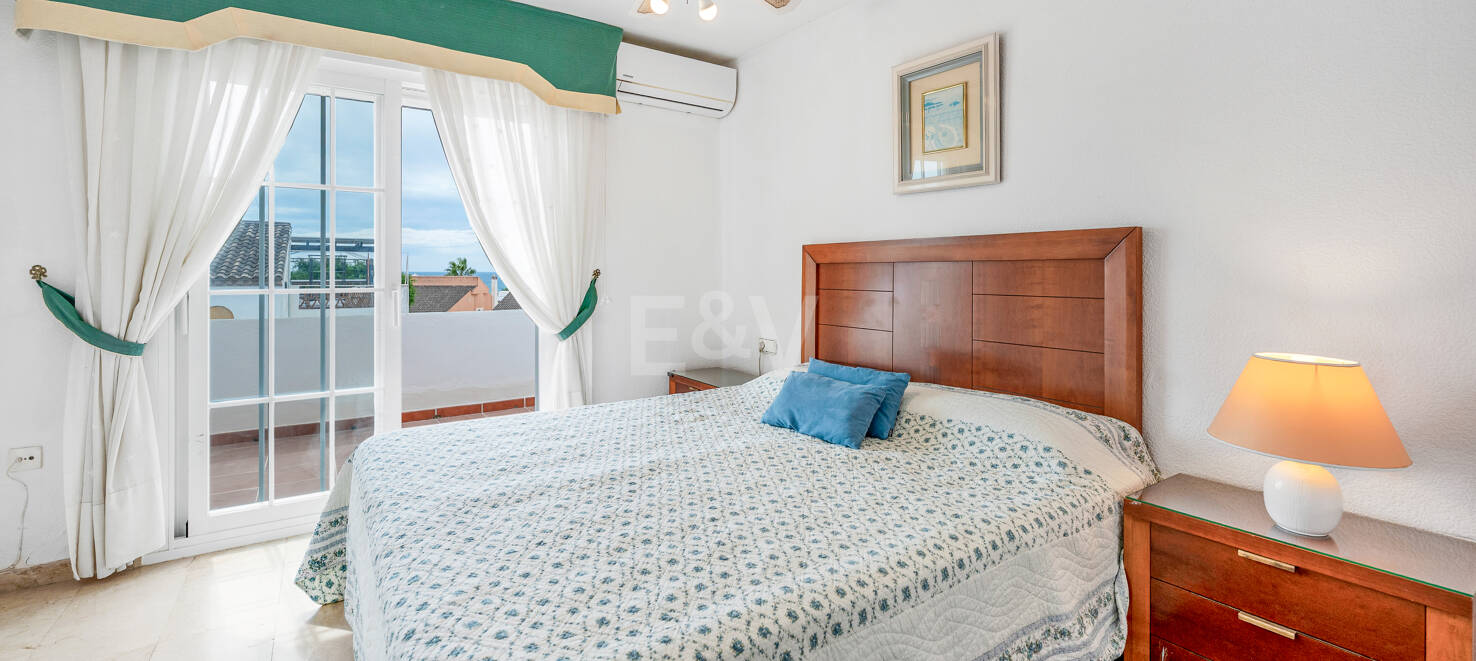 Beachside Townhouse with Sea Views in Costabella