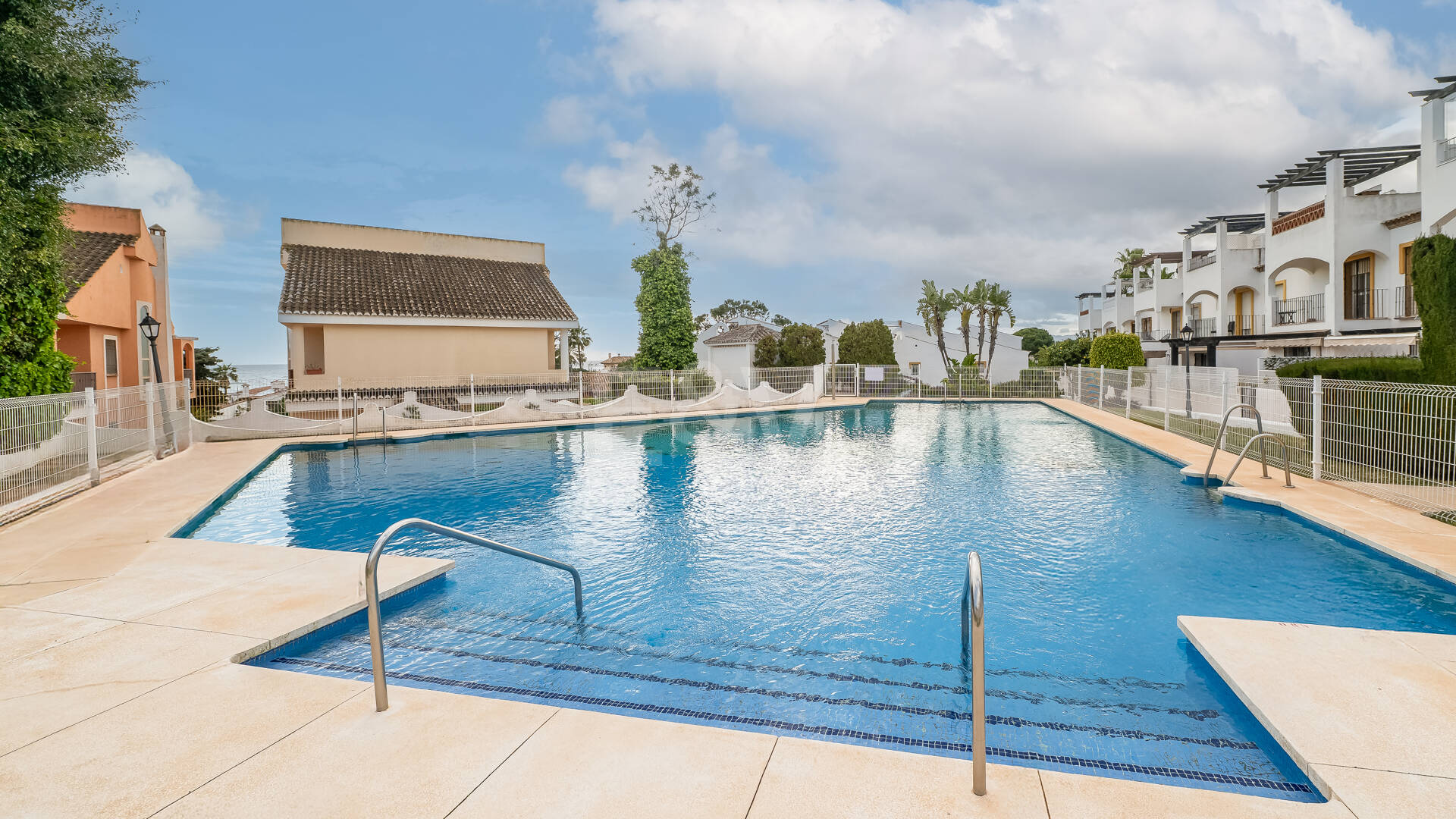 Beachside Townhouse with Sea Views in Costabella