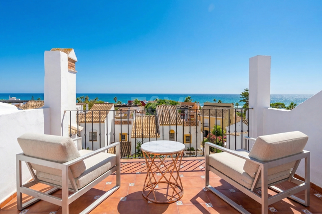 Beachside Townhouse with Sea Views in Costabella