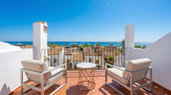 Casa adosada junto a la playa con vistas al mar en Costabella