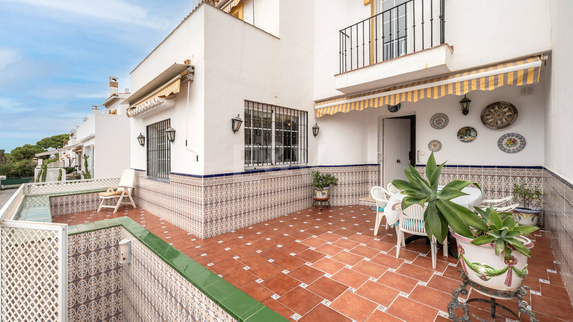 Beachside Townhouse with Sea Views in Costabella