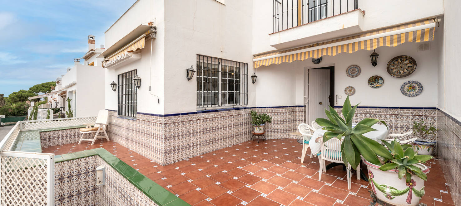 Beachside Townhouse with Sea Views in Costabella