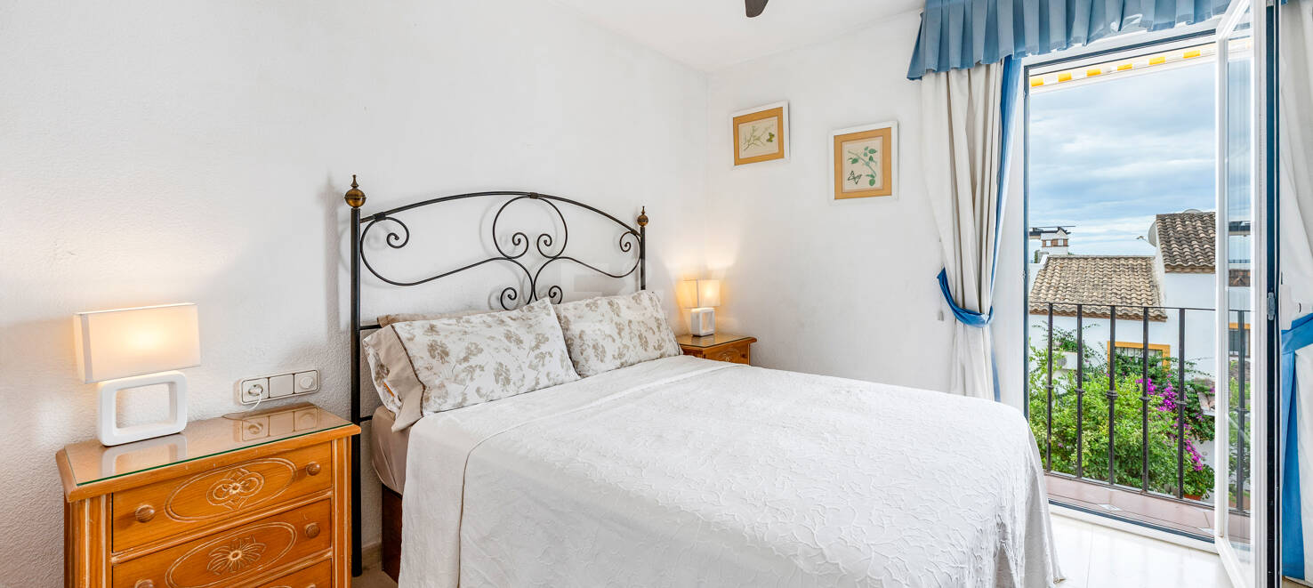 Beachside Townhouse with Sea Views in Costabella