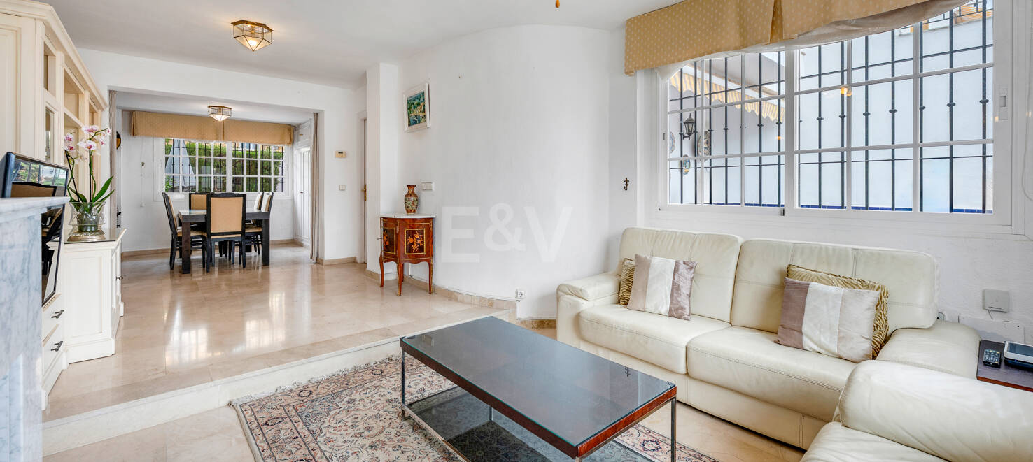 Beachside Townhouse with Sea Views in Costabella