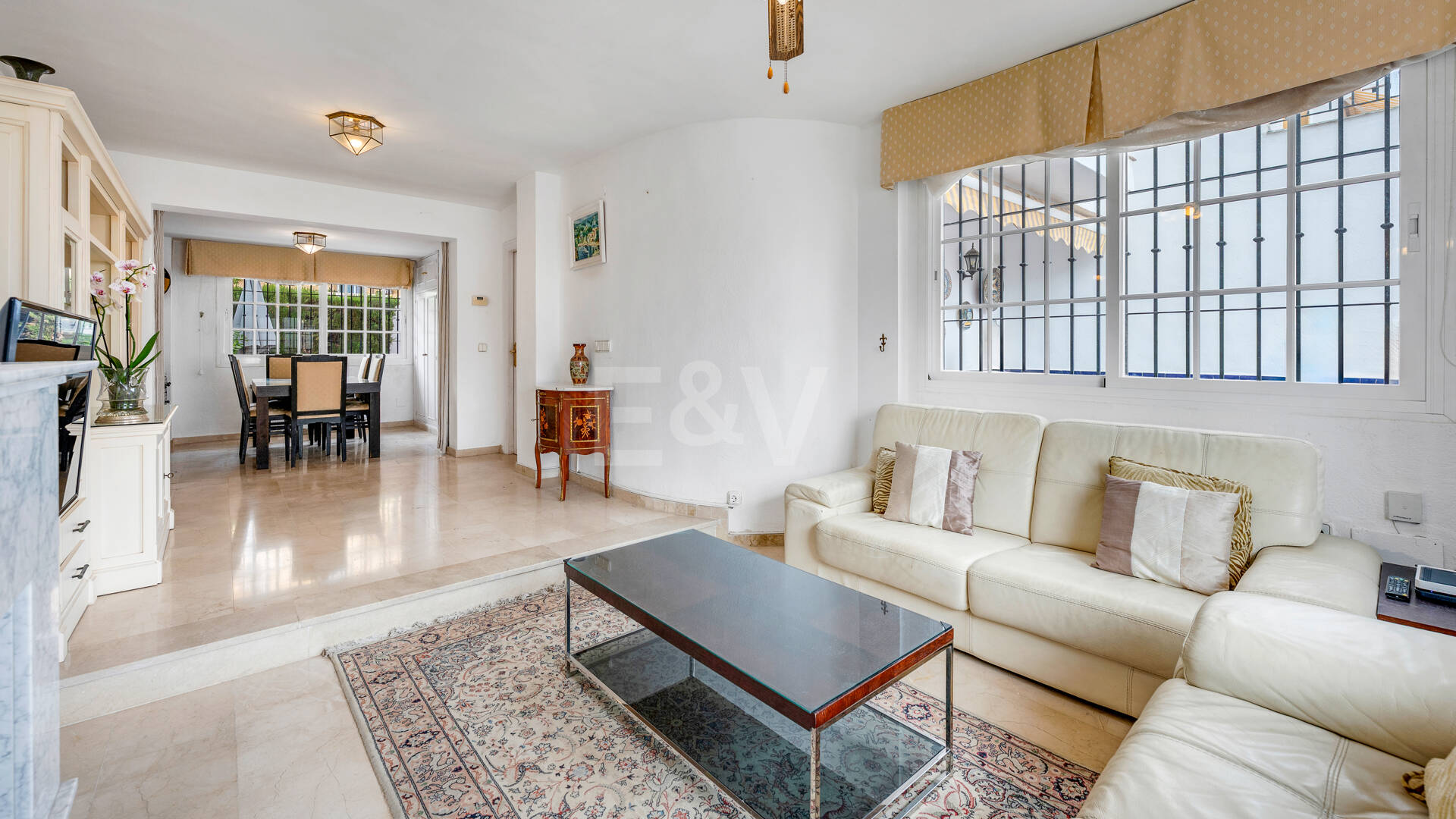 Beachside Townhouse with Sea Views in Costabella