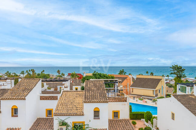 Beachside Townhouse med havsutsikt i Costabella