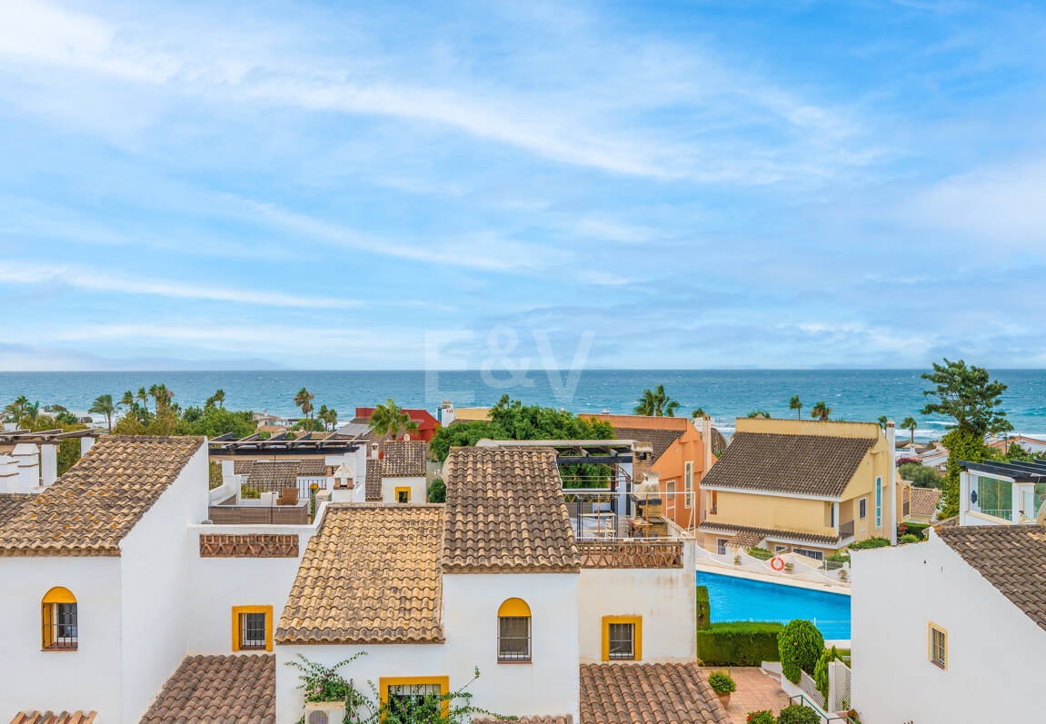 Beachside Townhouse med havsutsikt i Costabella