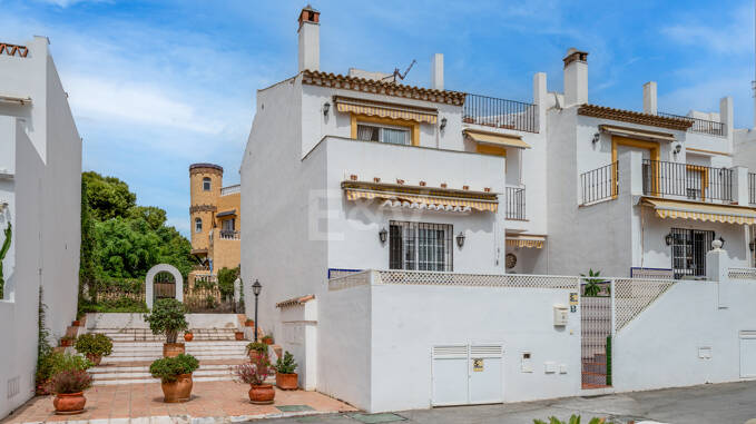 Casa adosada junto a la playa con vistas al mar en Costabella