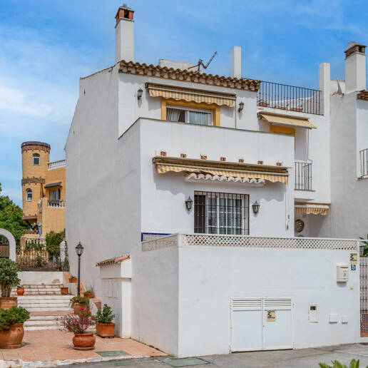 Beachside Townhouse with Sea Views in Costabella