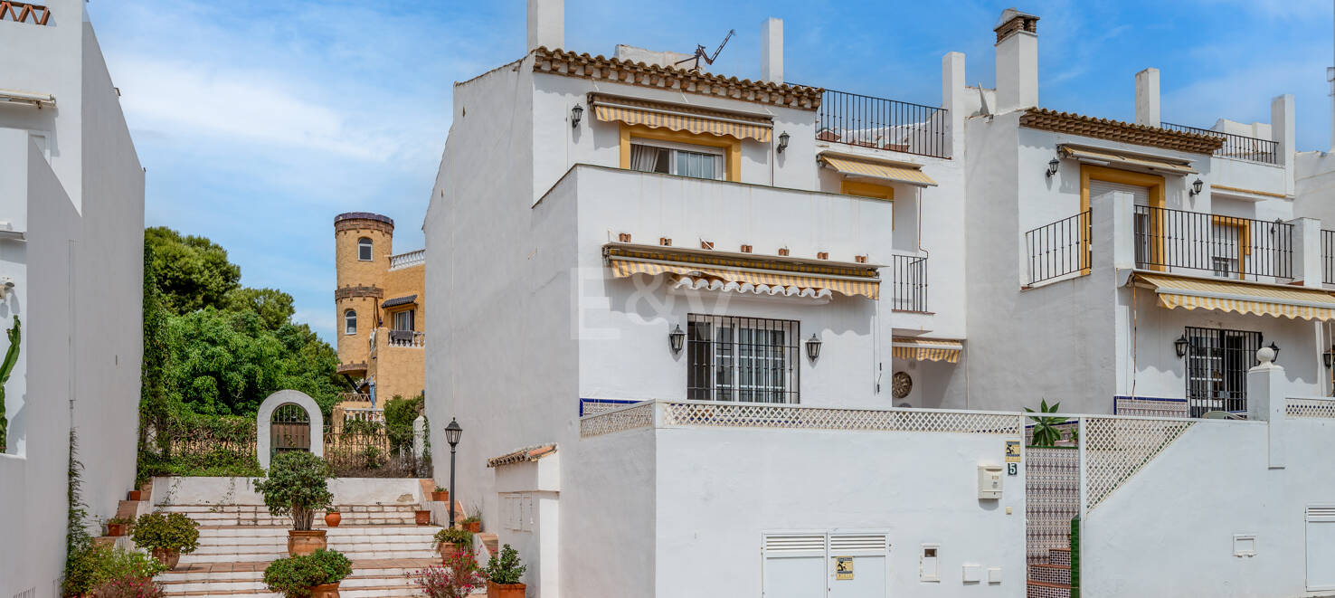 Beachside Townhouse with Sea Views in Costabella