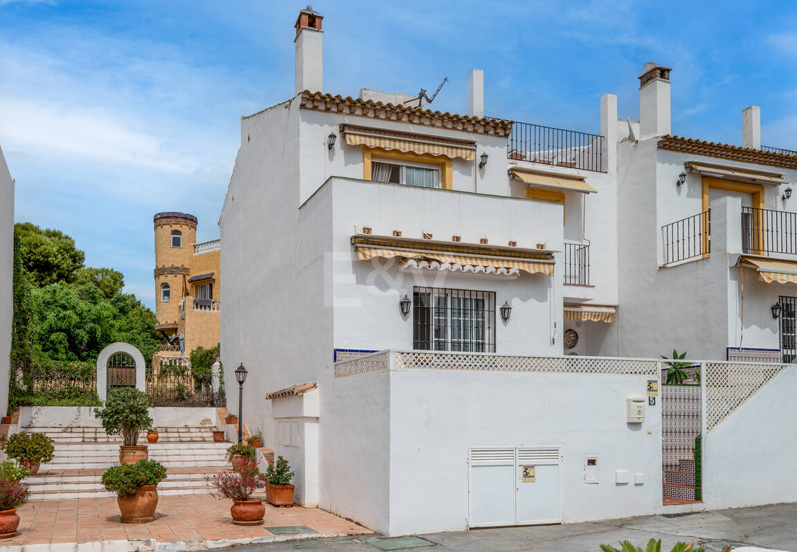 Beachside Townhouse med havsutsikt i Costabella