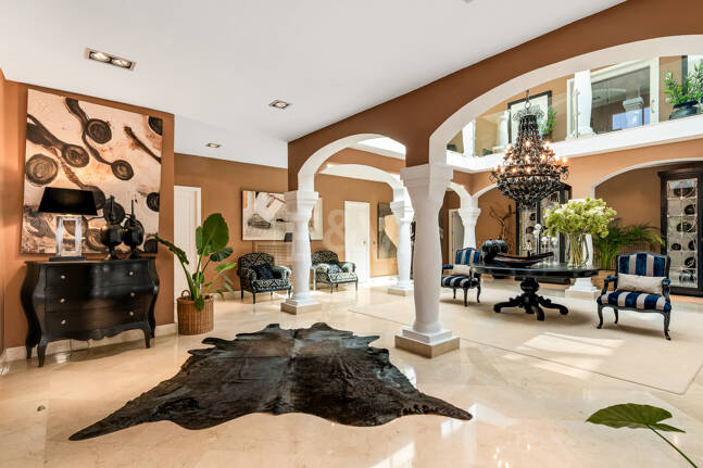 Beachside Elegant Traditional villa in Los Monteros