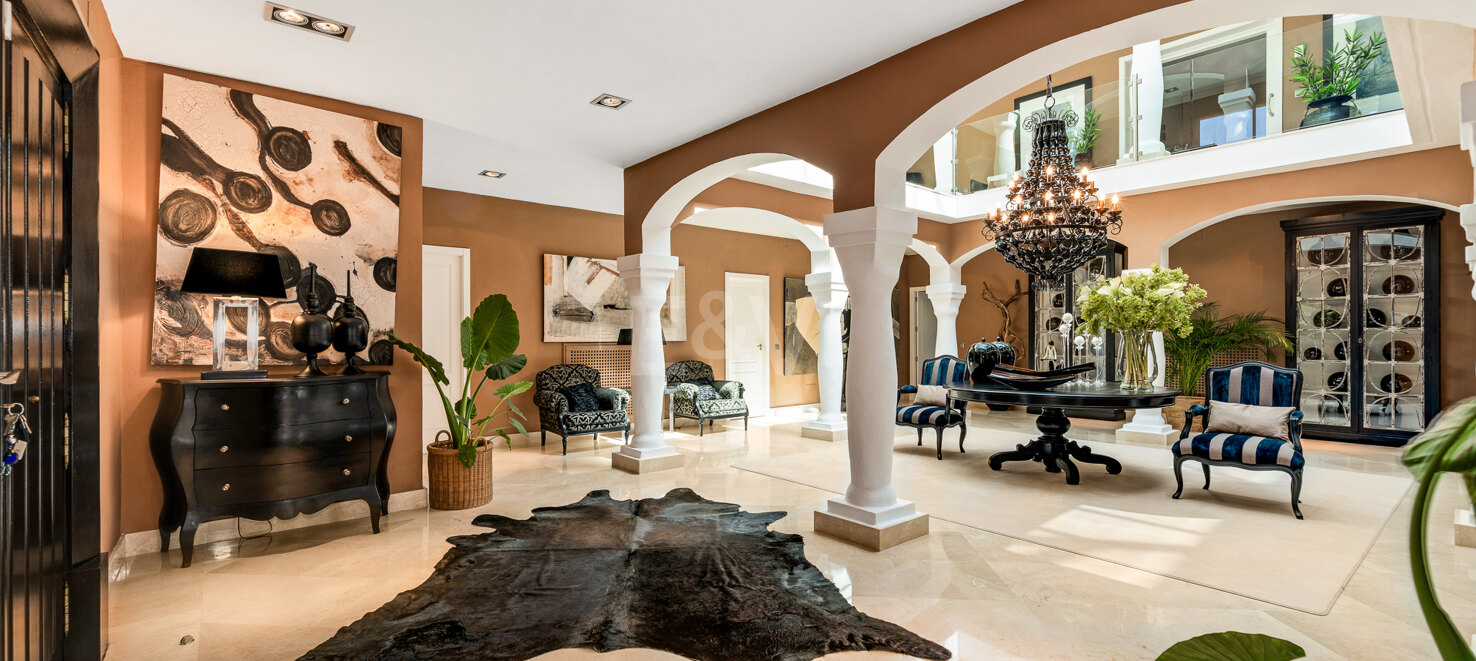 Beachside Elegant Traditional villa in Los Monteros