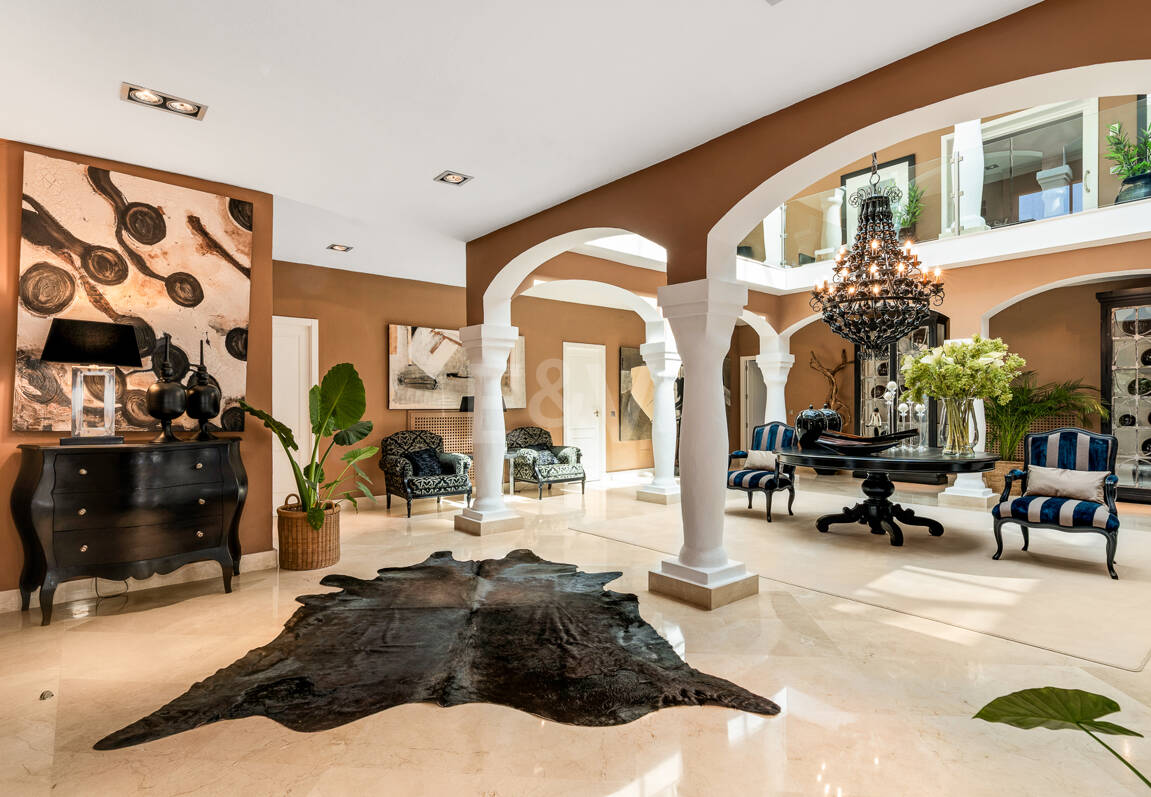 Beachside Elegant Traditional villa in Los Monteros