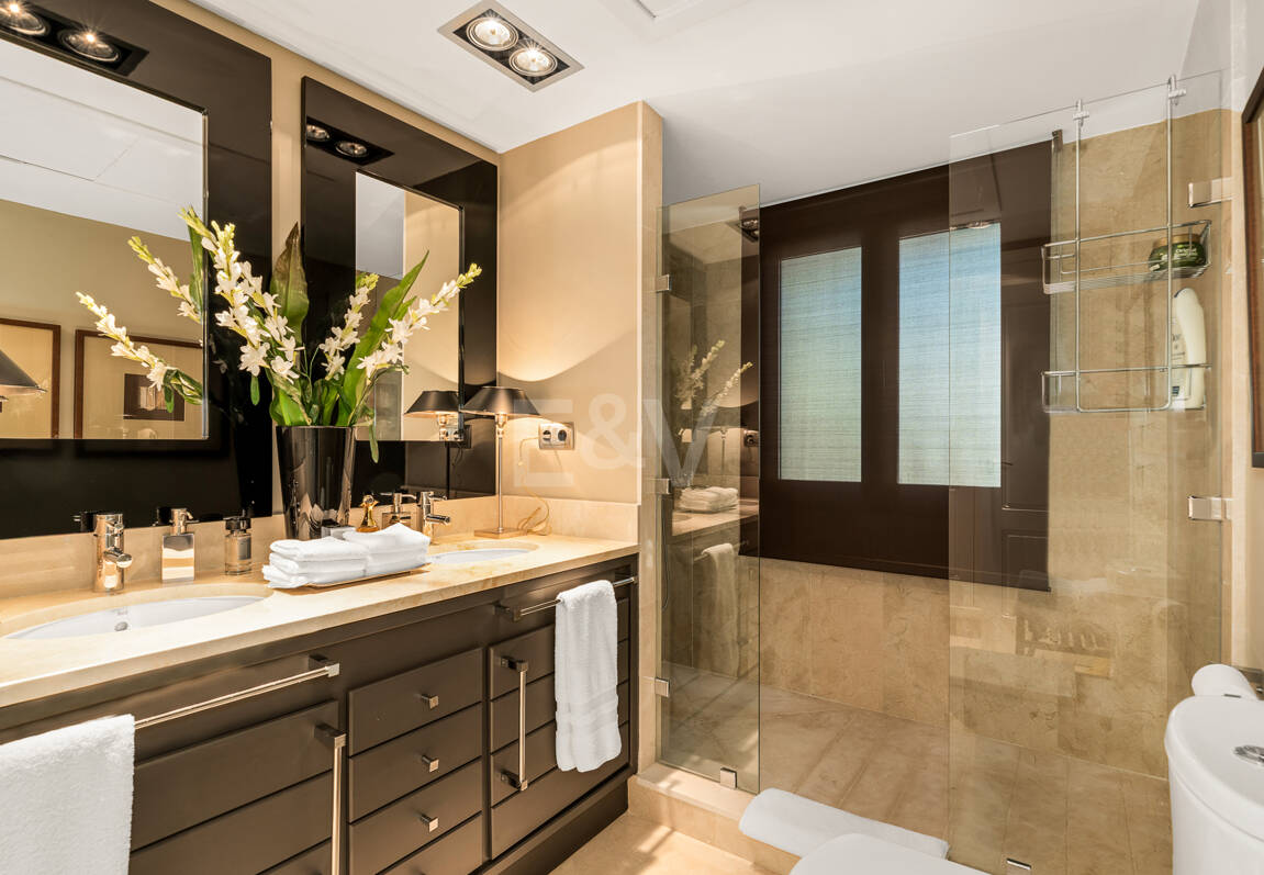 Beachside Elegant Traditional villa in Los Monteros