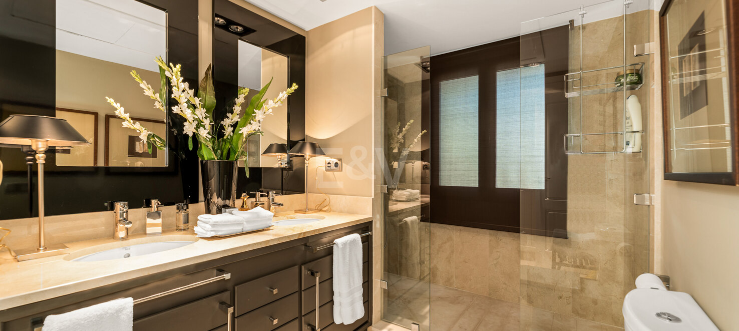 Beachside Elegant Traditional villa in Los Monteros