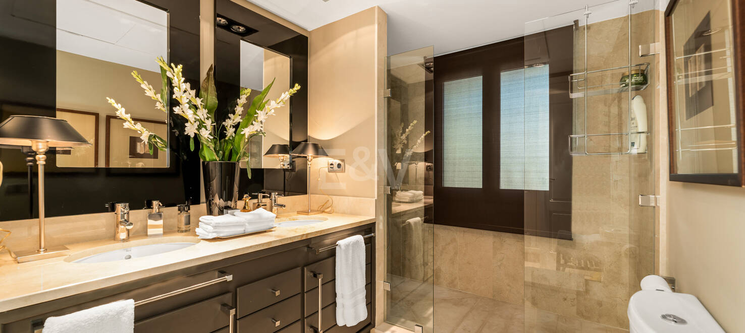 Beachside Elegant Traditional villa in Los Monteros