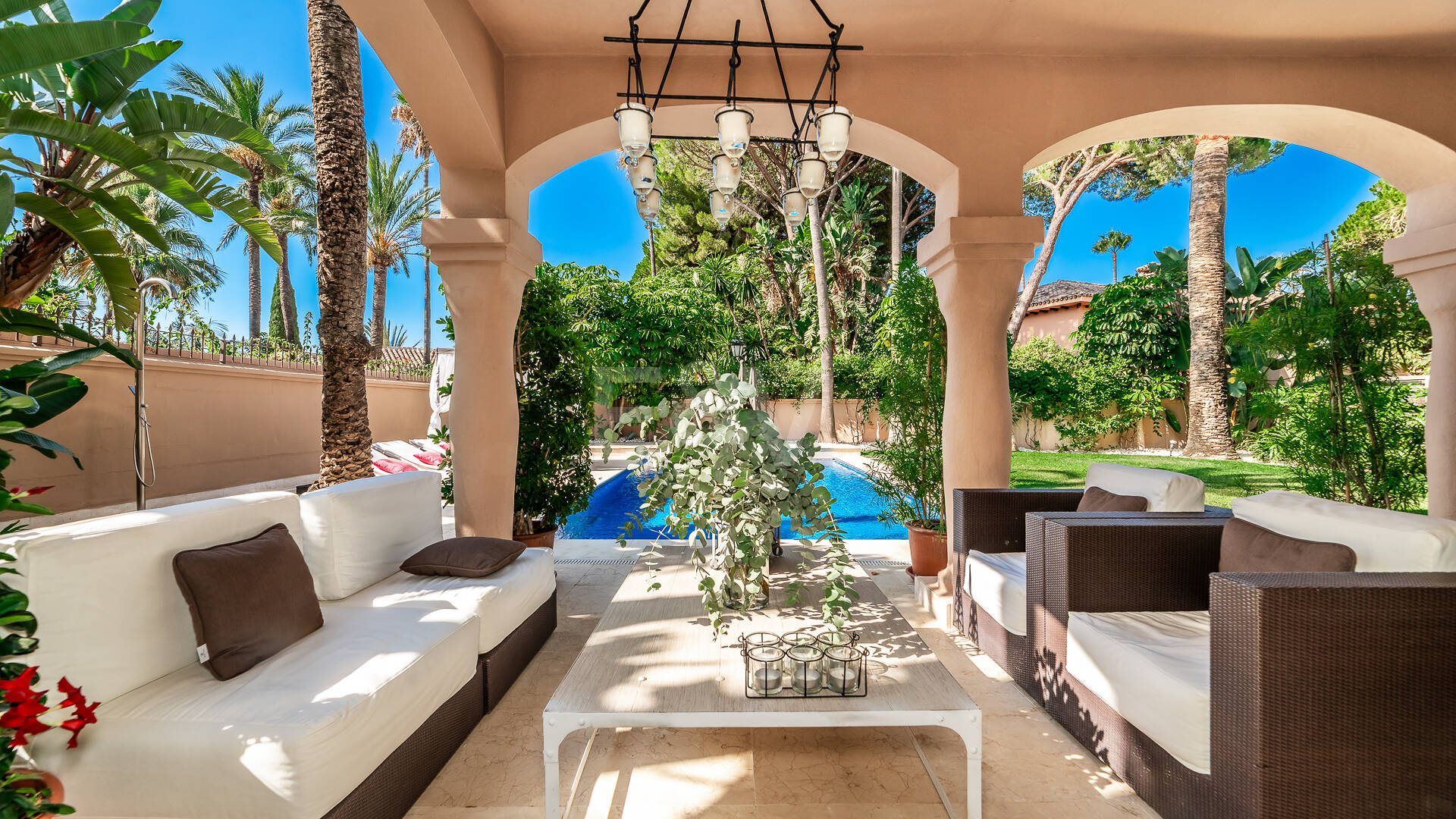 Beachside Elegant Traditional villa in Los Monteros