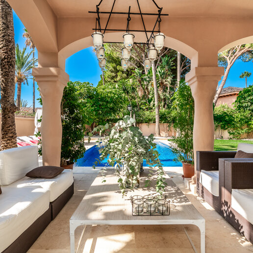 Beachside Elegant Traditional villa in Los Monteros