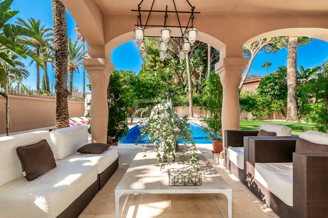 Beachside Elegant Traditional villa in Los Monteros