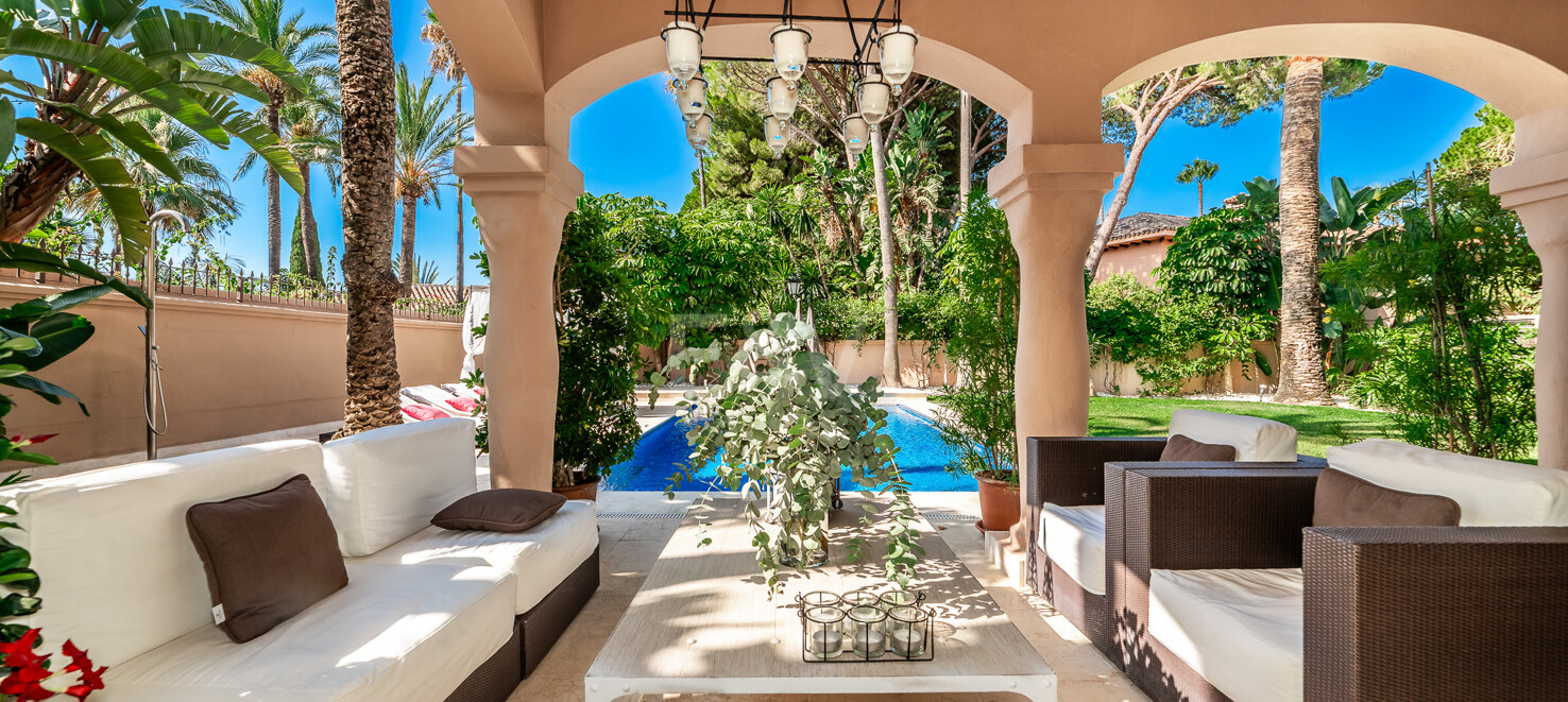 Beachside Elegant Traditional villa in Los Monteros