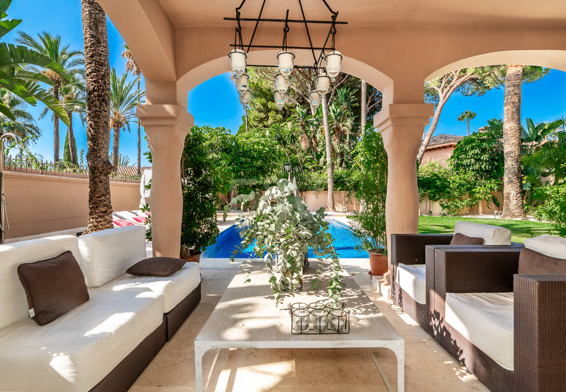 Beachside Elegant Traditional villa in Los Monteros