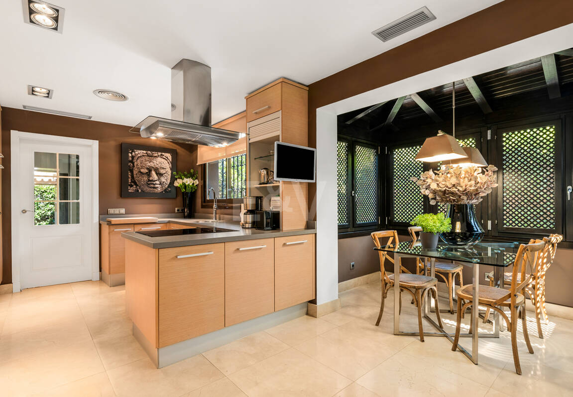 Beachside Elegant Traditional villa in Los Monteros