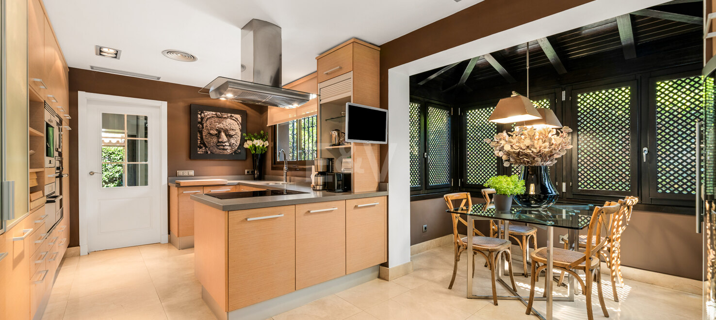 Beachside Elegant Traditional villa in Los Monteros