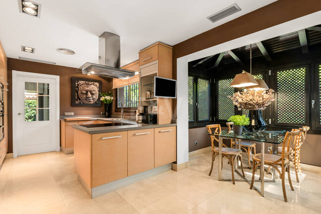 Beachside Elegant Traditional villa in Los Monteros