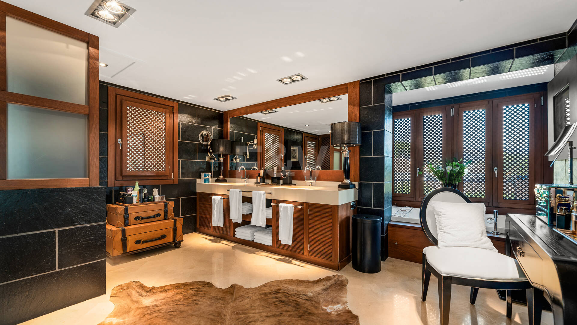 Beachside Elegant Traditional villa in Los Monteros