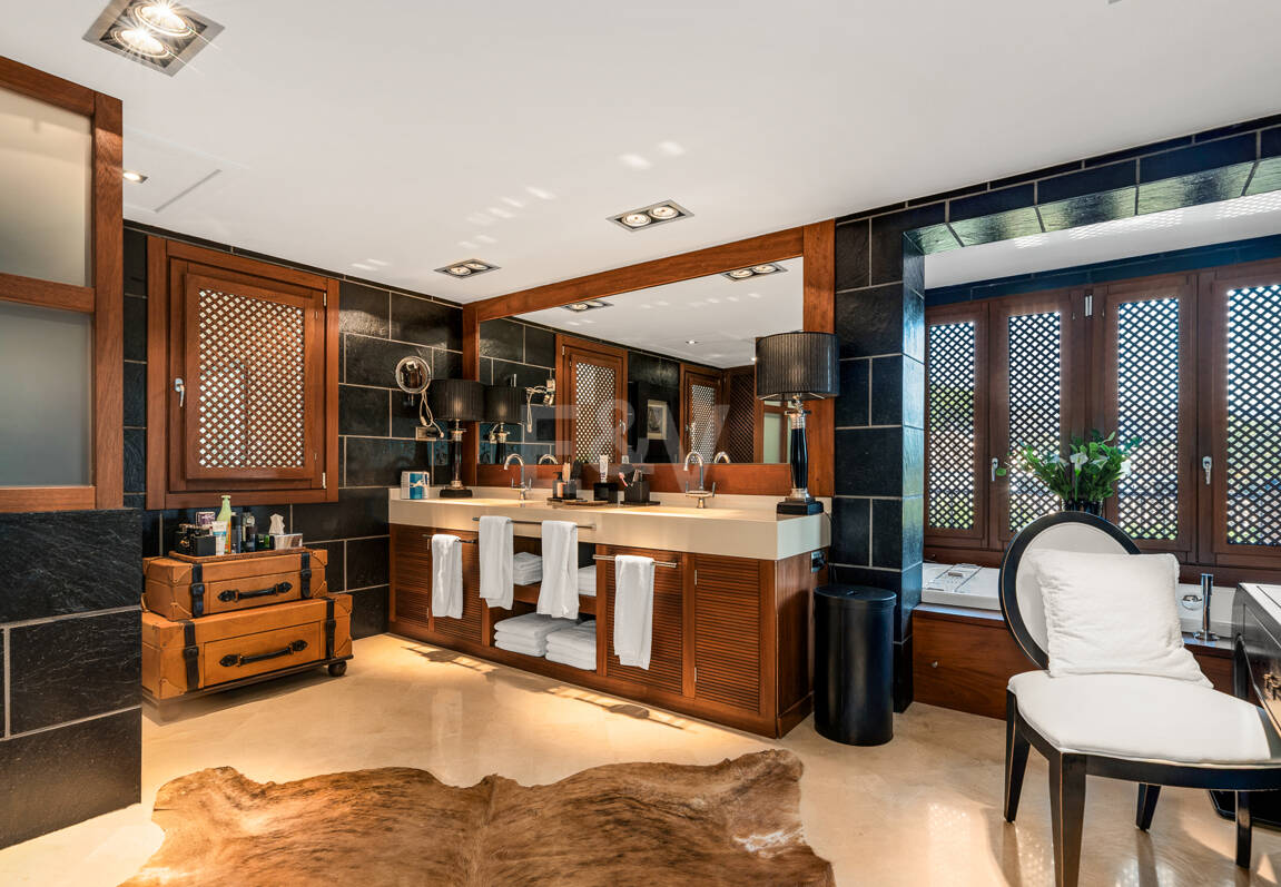 Beachside Elegant Traditional villa in Los Monteros