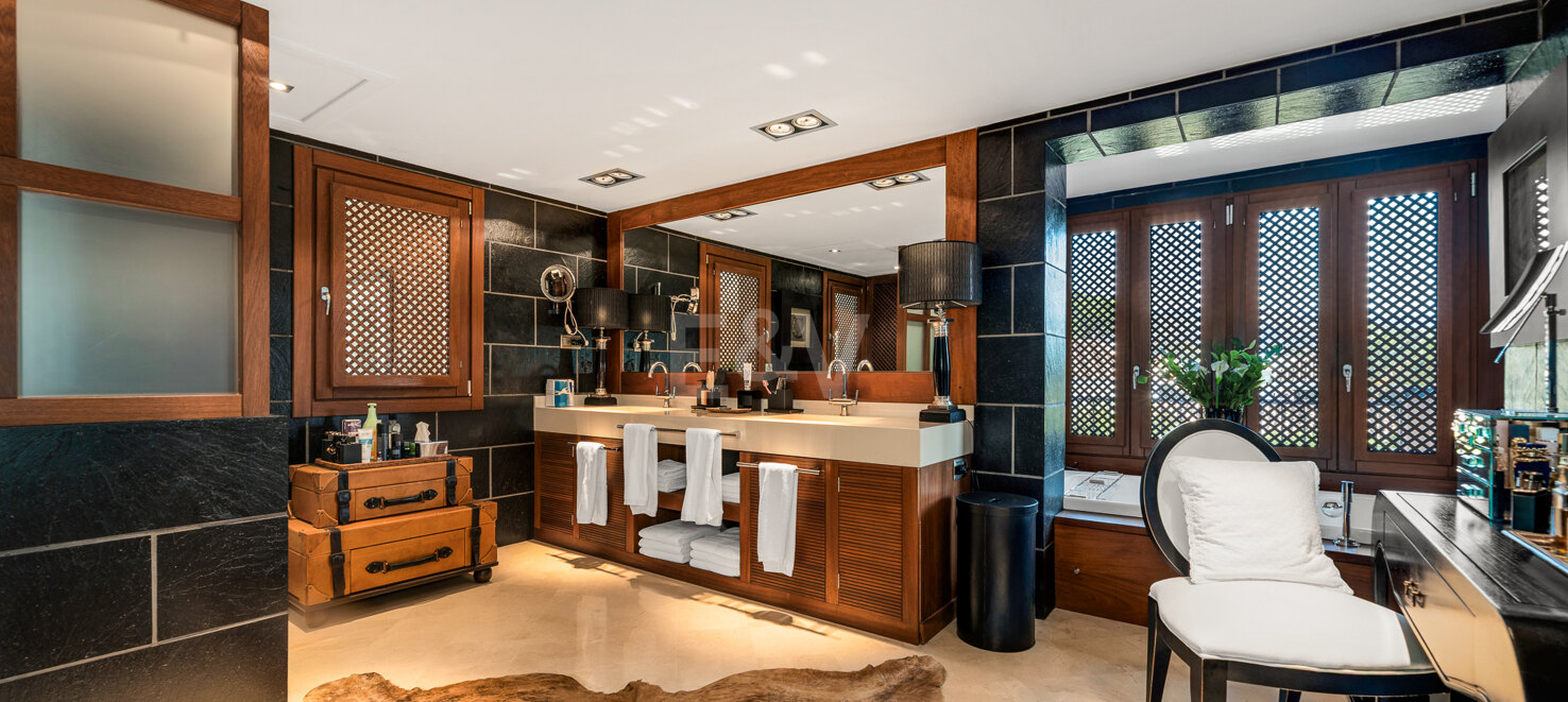 Beachside Elegant Traditional villa in Los Monteros