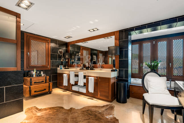 Beachside Elegant Traditional villa in Los Monteros