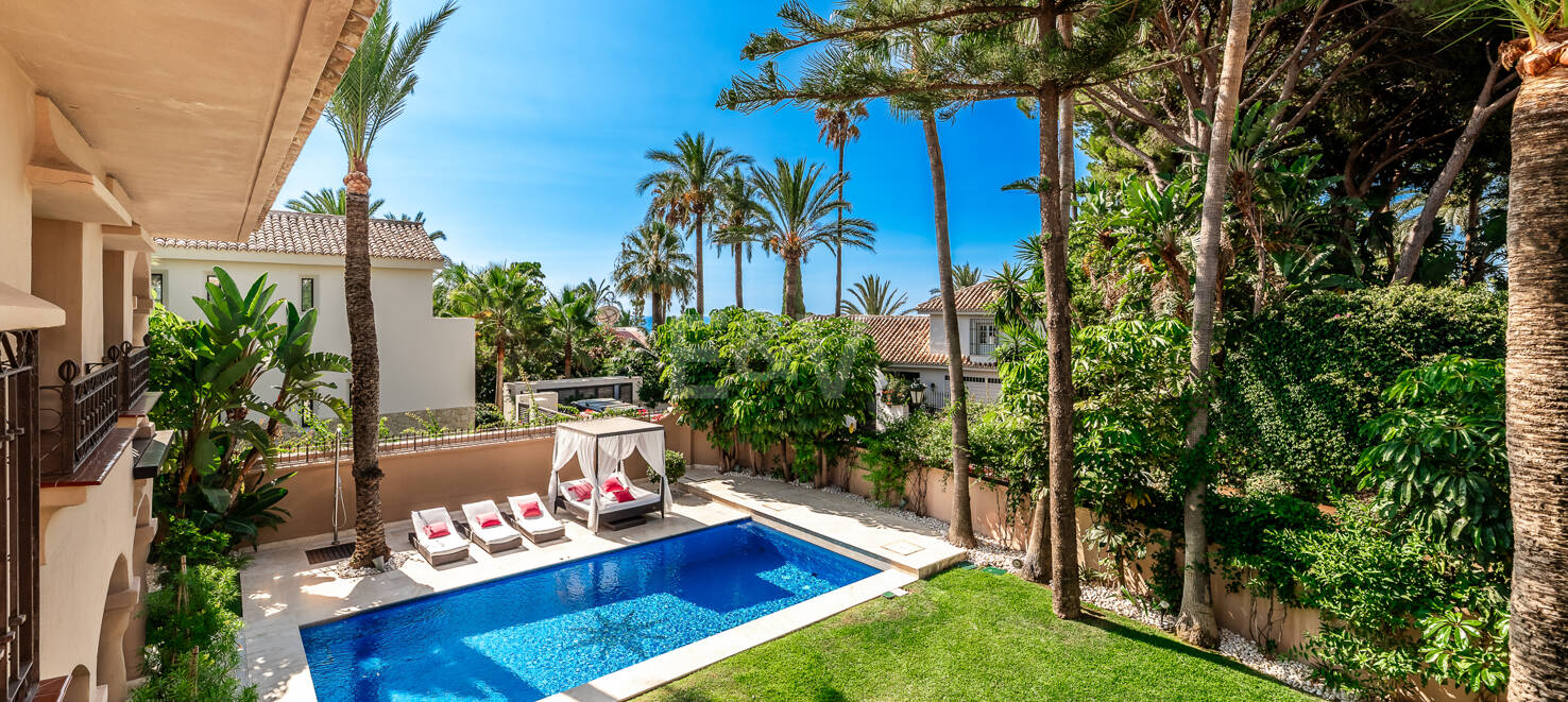 Beachside Elegant Traditional villa in Los Monteros