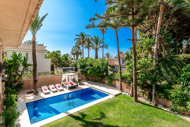 Beachside Elegant Traditional villa in Los Monteros