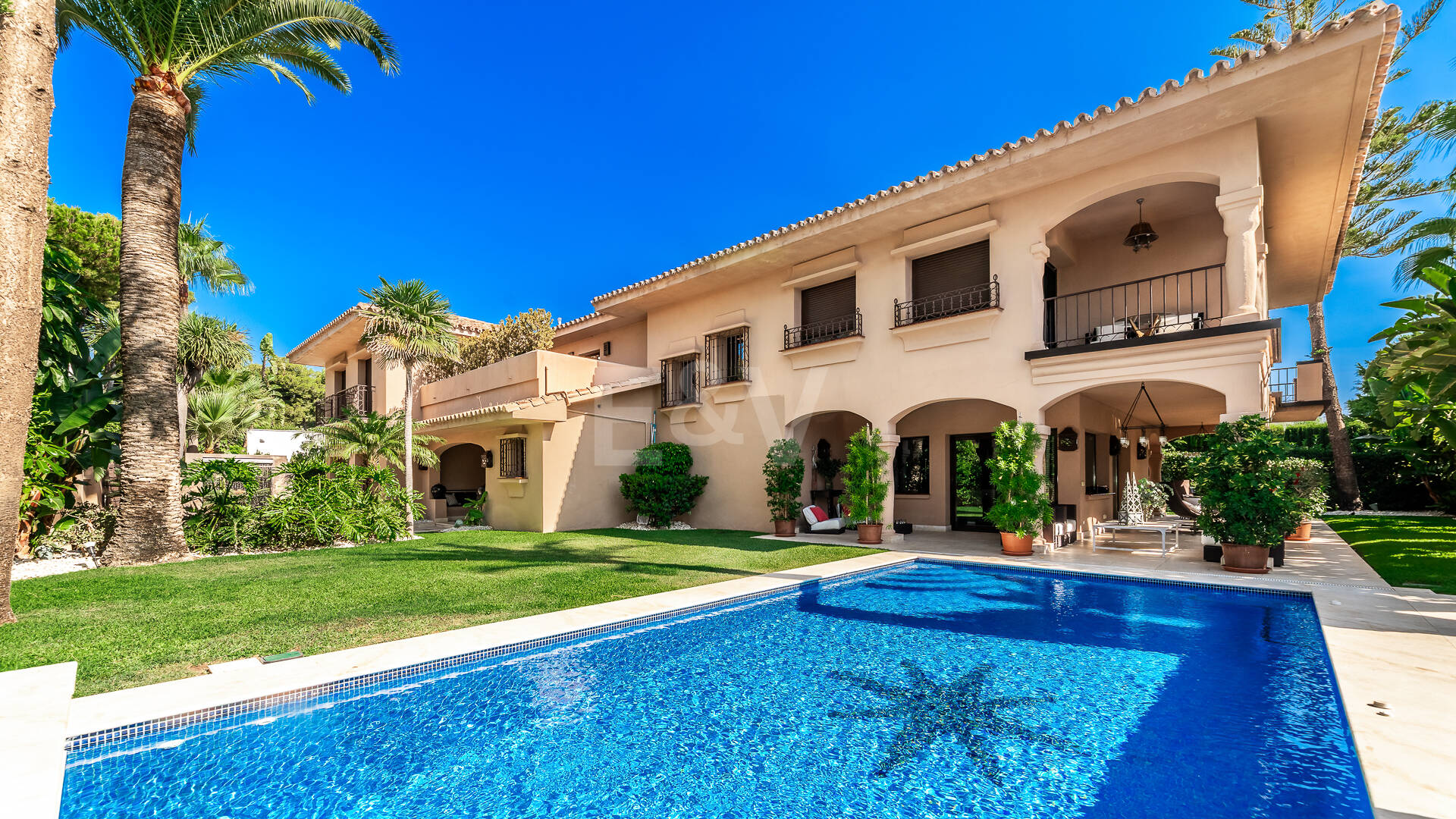 Beachside Elegant Traditional villa in Los Monteros