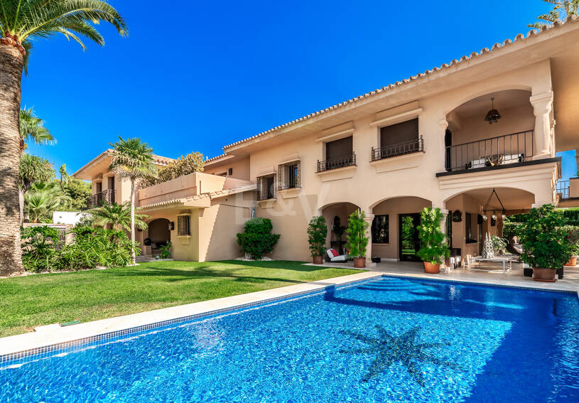 Beachside Elegant Traditional villa in Los Monteros