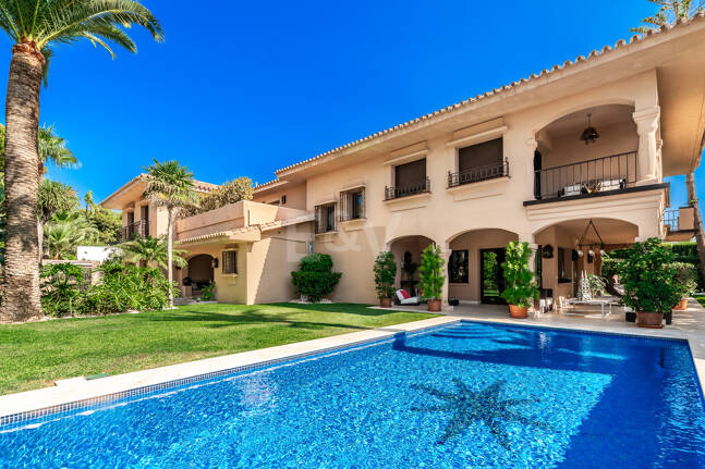 Beachside Elegant Traditional villa in Los Monteros