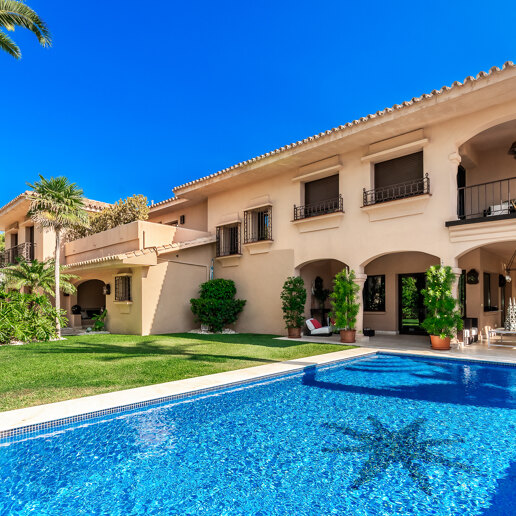 Beachside Elegant Traditional villa in Los Monteros