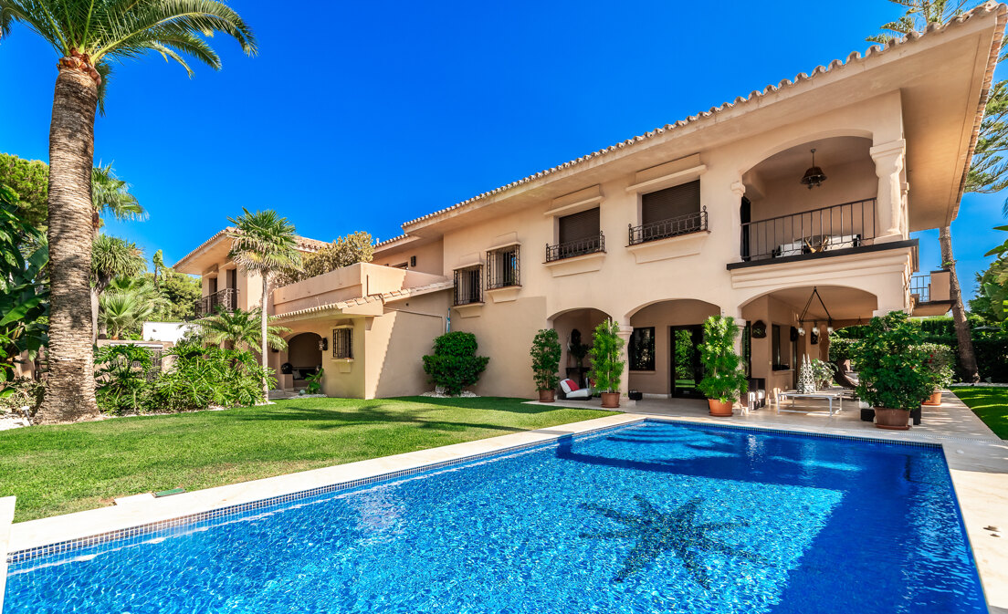 Beachside Elegant Traditional villa in Los Monteros
