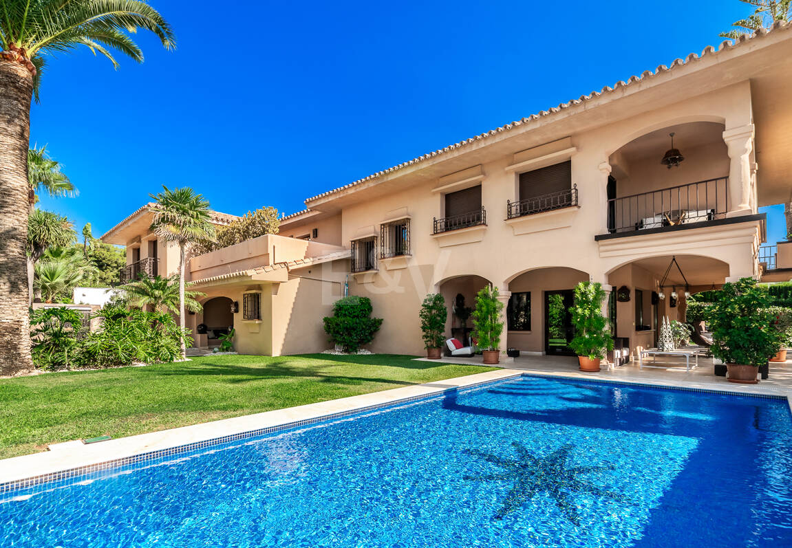 Beachside Elegant Traditional villa in Los Monteros