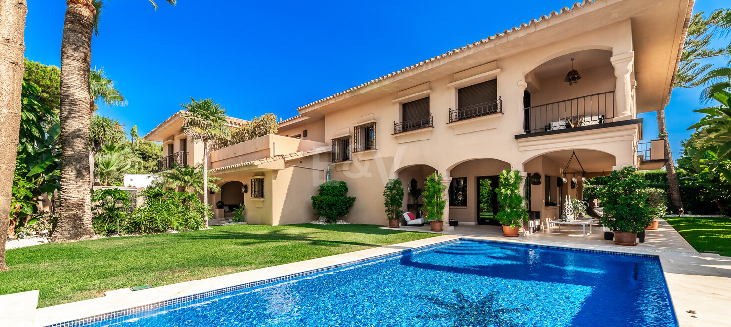Beachside Elegant Traditional villa in Los Monteros