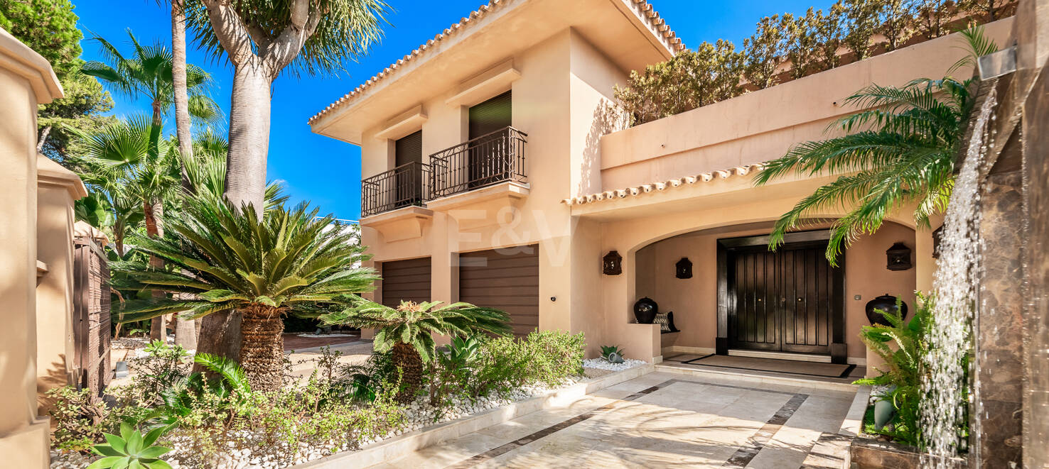 Beachside Elegant Traditional villa in Los Monteros