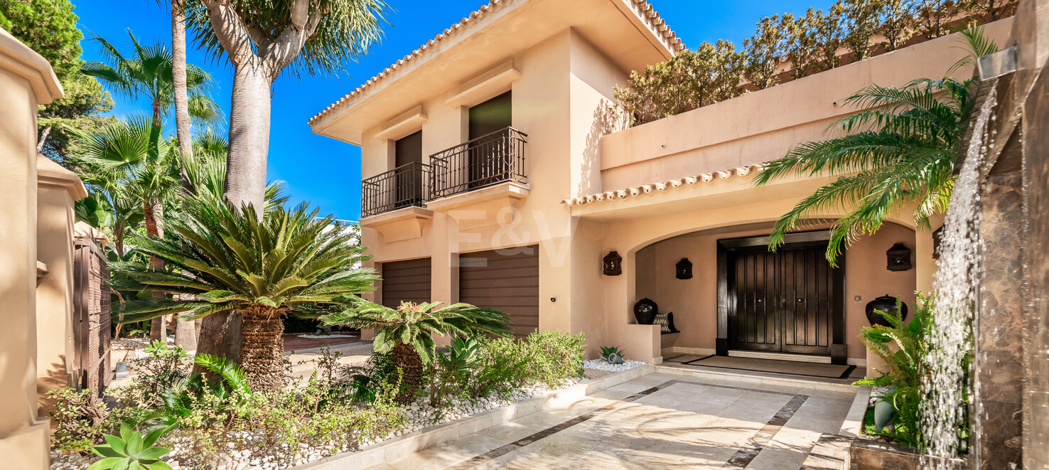 Beachside Elegant Traditional villa in Los Monteros