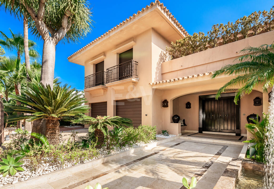 Beachside Elegant Traditional villa in Los Monteros