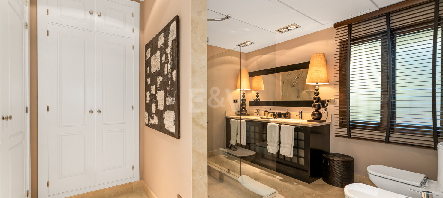 Beachside Elegant Traditional villa in Los Monteros